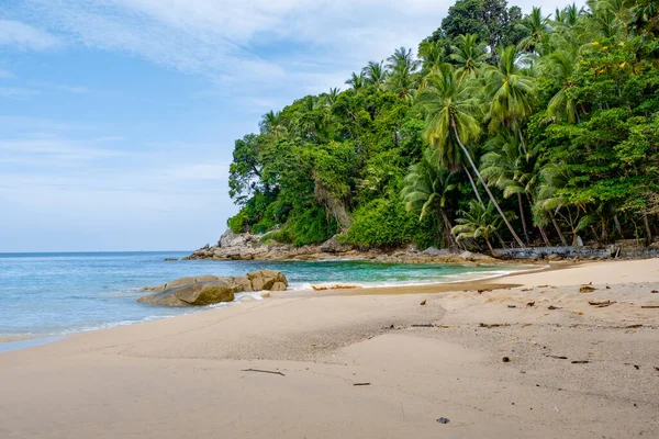 在泰国南部普吉的苏林海滩，苏林海滩是普吉一个非常有名的旅游胜地，美丽的海滩，美丽的热带海滩周围有棕榈树。假日和假期概念. — 图库照片
