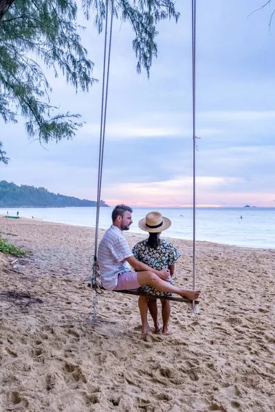 Naithon Meer öffentlichen Strand. Phuket, Thailand, berühmter Surfspot in Phuket, Naithon Meeresstrand bei Sonnenuntergang. Thailand, Phuket — Stockfoto