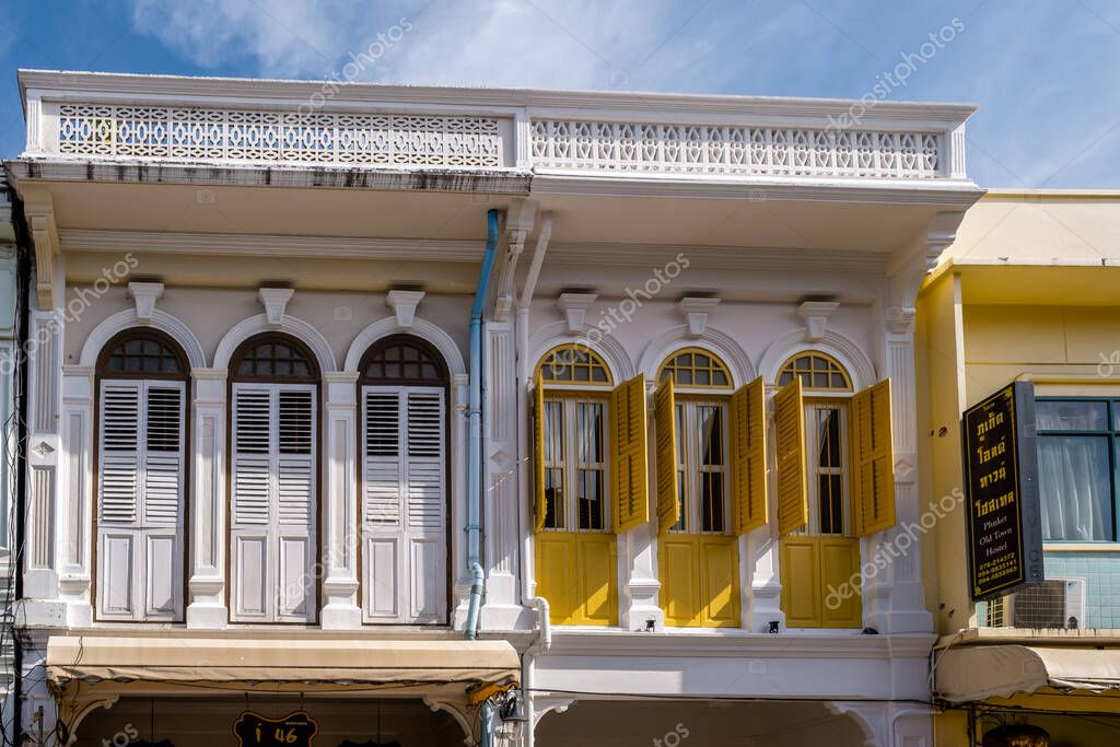 Phuket centro storico in una mattina di sole con edifici colorati Street in stile portoghese Romani a Phuket Town. Chiamato anche Chinatown o la città vecchia — Foto stock di © fokkebok #526972818