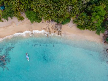 Banana Beach, Phuket, Tayland, Tayland, Phuket Adası 'nda palmiye ağaçları olan güzel bir tropikal plaj Choeng Thale, Thalang, Phuket Eyaleti, Tayland.