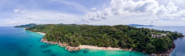 Banana Beach, Phuket, Tayland, Tayland, Phuket Adası 'nda palmiye ağaçları olan güzel bir tropikal plaj Choeng Thale, Thalang, Phuket Eyaleti, Tayland.