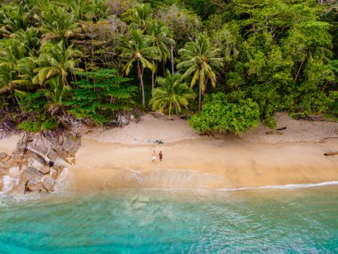 Banana Beach, Phuket, Tayland, Tayland, Phuket Adası 'nda palmiye ağaçları olan güzel bir tropikal plaj Choeng Thale, Thalang, Phuket Eyaleti, Tayland.