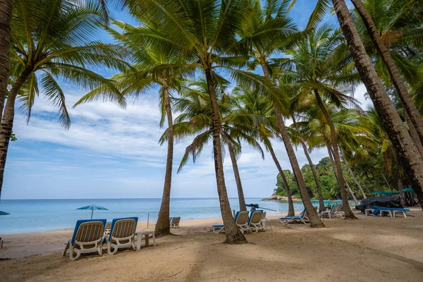 Surin Strand in Phuket, im Süden Thailands, Surin Strand ist ein sehr berühmtes Touristenziel in Phuket, Schöner Strand, Blick auf schönen tropischen Strand mit Palmen herum. Urlaubs- und Urlaubskonzept. — Stockfoto