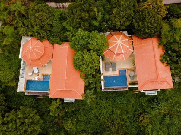 Phuket Thajsko listopad 2021, luxusní resort s bazénem vily v Thajsku v zamračený den během dešťové sezóny — Stock fotografie