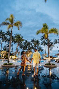 Asya 'da palmiye ağaçları ve lüks yüzme havuzu