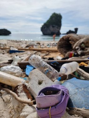 Kho Phi Phi Tayland plajları, Tayland Okyanusu 'nda plastik şişe ve çöp dolu. Tropik bir plajda toplam kirlilik.