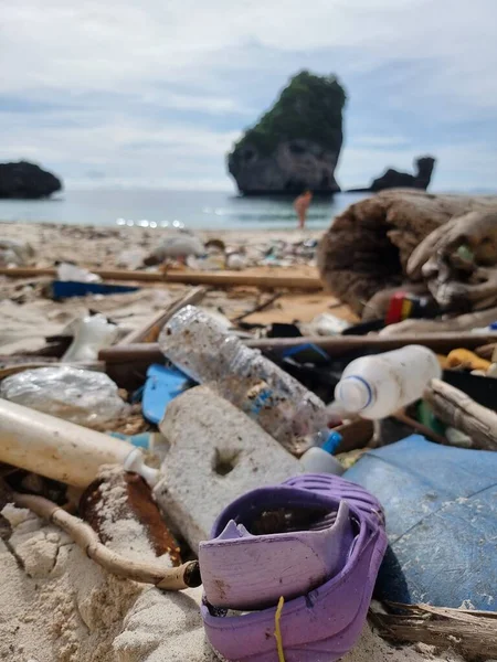 Kho Phi Phi Tayland plajları, Tayland Okyanusu 'nda plastik şişe ve çöp dolu. Tropik bir plajda toplam kirlilik.