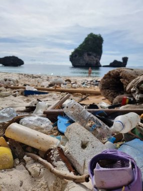 Kho Phi Phi Tayland plajları, Tayland Okyanusu 'nda plastik şişe ve çöp dolu. Tropik bir plajda toplam kirlilik.