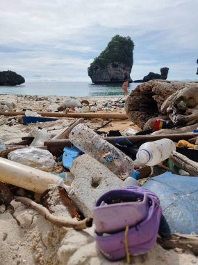 Kho Phi Phi Tayland plajları, Tayland Okyanusu 'nda plastik şişe ve çöp dolu. Tropik bir plajda toplam kirlilik.