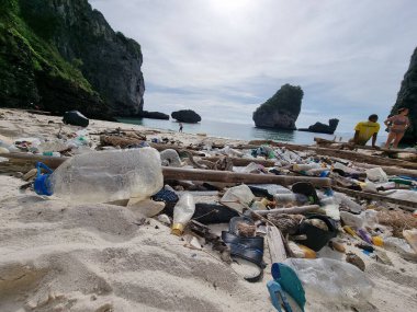 Kho Phi Phi Tayland plajları, Tayland Okyanusu 'nda plastik şişe ve çöp dolu. Tropik bir plajda toplam kirlilik.