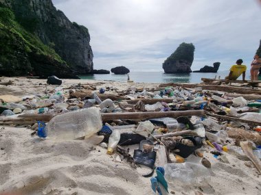 Kho Phi Phi Tayland plajları, Tayland Okyanusu 'nda plastik şişe ve çöp dolu. Tropik bir plajda toplam kirlilik.