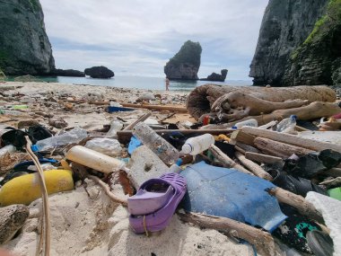 Kho Phi Phi Tayland plajları, Tayland Okyanusu 'nda plastik şişe ve çöp dolu. Tropik bir plajda toplam kirlilik.