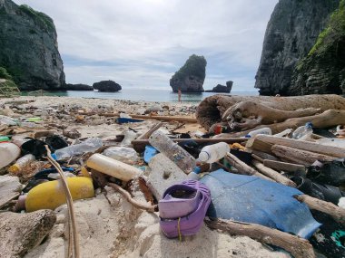 Kho Phi Phi Tayland plajları, Tayland Okyanusu 'nda plastik şişe ve çöp dolu. Tropik bir plajda toplam kirlilik.