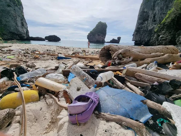 Kho Phi Thajsko pláže plné plastových láhví a odpadků v Thajsku Ocean Dumping - celkové znečištění na tropické pláži — Stock fotografie