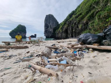 Kho Phi Phi Tayland plajları, Tayland Okyanusu 'nda plastik şişe ve çöp dolu. Tropik bir plajda toplam kirlilik.