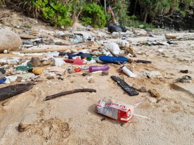 Kho Phi Phi Tayland plajları, Tayland Okyanusu 'nda plastik şişe ve çöp dolu. Tropik bir plajda toplam kirlilik.