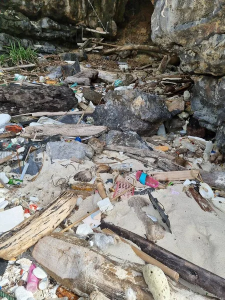 タイのプラスチックボトルとゴミでいっぱいのKho Phi Thailandビーチ｜Ocean Dumping - Total polation on a Tropical beach. — ストック写真