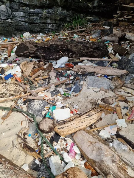 タイのプラスチックボトルとゴミでいっぱいのKho Phi Thailandビーチ｜Ocean Dumping - Total polation on a Tropical beach. — ストック写真