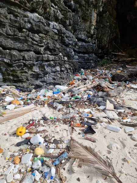 タイのプラスチックボトルとゴミでいっぱいのKho Phi Thailandビーチ｜Ocean Dumping - Total polation on a Tropical beach. — ストック写真