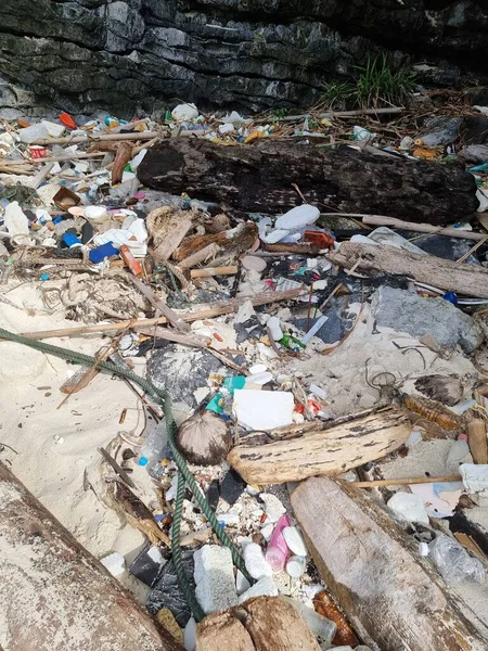 タイのプラスチックボトルとゴミでいっぱいのKho Phi Thailandビーチ｜Ocean Dumping - Total polation on a Tropical beach. — ストック写真