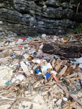 Kho Phi Phi Tayland plajları, Tayland Okyanusu 'nda plastik şişe ve çöp dolu. Tropik bir plajda toplam kirlilik.