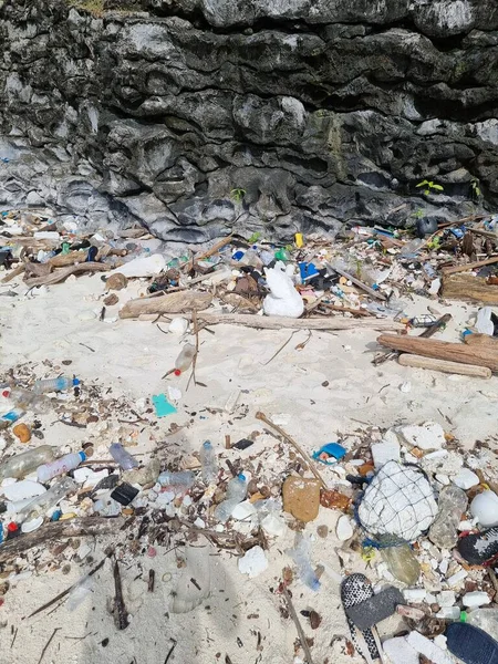 タイのプラスチックボトルとゴミでいっぱいのKho Phi Thailandビーチ｜Ocean Dumping - Total polation on a Tropical beach. — ストック写真