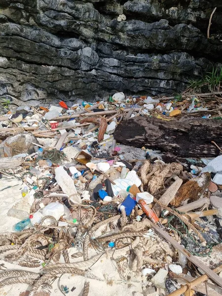 タイのプラスチックボトルとゴミでいっぱいのKho Phi Thailandビーチ｜Ocean Dumping - Total polation on a Tropical beach. — ストック写真