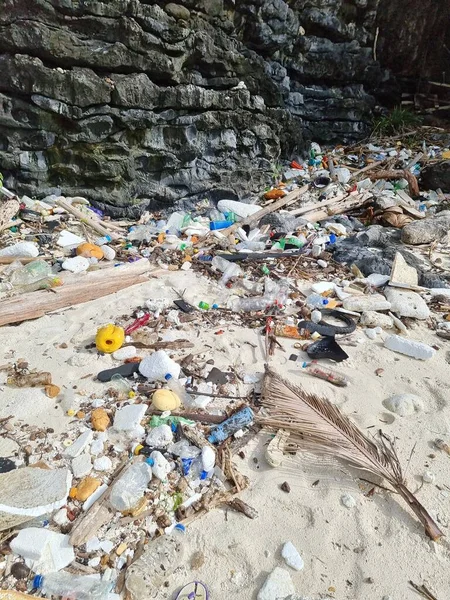 タイのプラスチックボトルとゴミでいっぱいのKho Phi Thailandビーチ｜Ocean Dumping - Total polation on a Tropical beach. — ストック写真