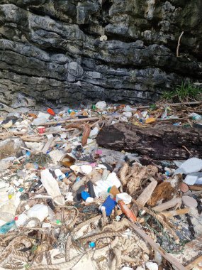 Kho Phi Phi Tayland plajları, Tayland Okyanusu 'nda plastik şişe ve çöp dolu. Tropik bir plajda toplam kirlilik.