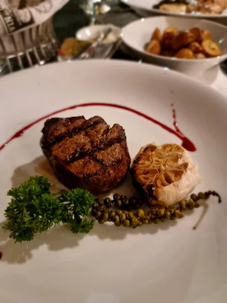 Diner bord in luxe restaurant aan zee met vlees en salade — Stockfoto