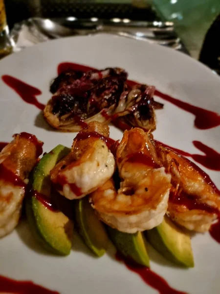 Vacsora tányér luxus étterem óceánról óceánra hússal és salátával — Stock Fotó