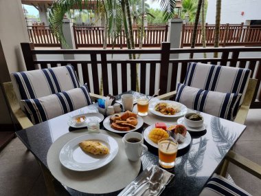 Ekmekli, meyveli ve kahveli lüks kahvaltı masası. Kahvaltı ziyafeti. 