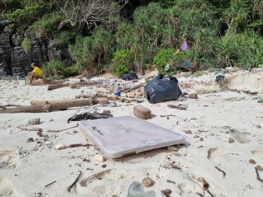 Kho Phi Phi Tayland plajları, Tayland Okyanusu 'nda plastik şişe ve çöp dolu. Tropik bir plajda toplam kirlilik.