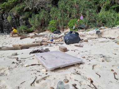 Kho Phi Phi Tayland plajları, Tayland Okyanusu 'nda plastik şişe ve çöp dolu. Tropik bir plajda toplam kirlilik.
