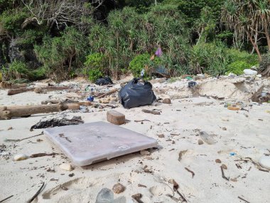 Kho Phi Phi Tayland plajları, Tayland Okyanusu 'nda plastik şişe ve çöp dolu. Tropik bir plajda toplam kirlilik.
