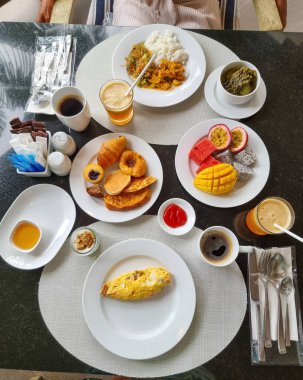 Ekmekli, meyveli ve kahveli lüks kahvaltı masası. Kahvaltı ziyafeti. 