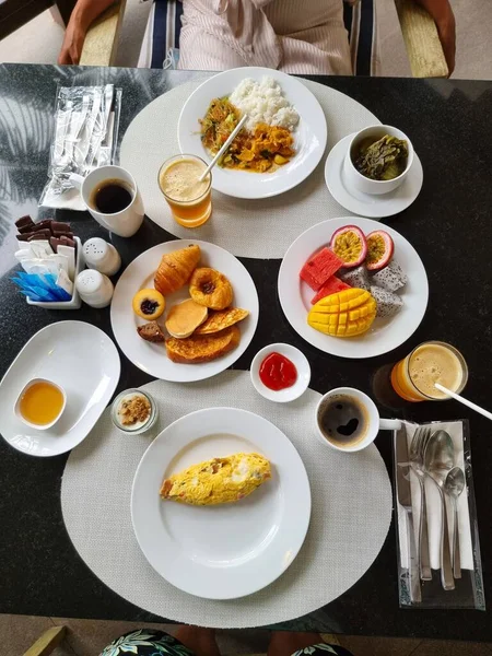 Luksusowy stół śniadaniowy z pieczywem i owocami i kawą, Święto śniadanie — Zdjęcie stockowe