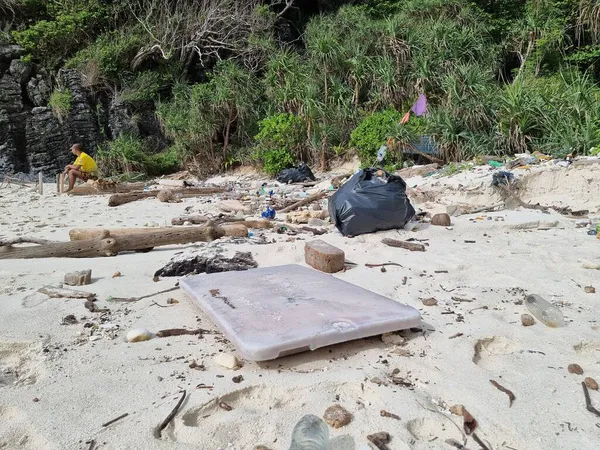 タイのプラスチックボトルとゴミでいっぱいのKho Phi Thailandビーチ｜Ocean Dumping - Total polation on a Tropical beach. — ストック写真