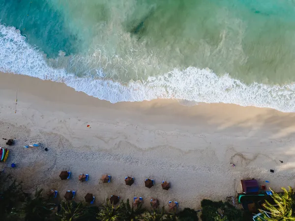 Le Meridien Beach Phuket Tajlandia biały piasek tropikalna plaża z krzesłami plażowymi — Zdjęcie stockowe