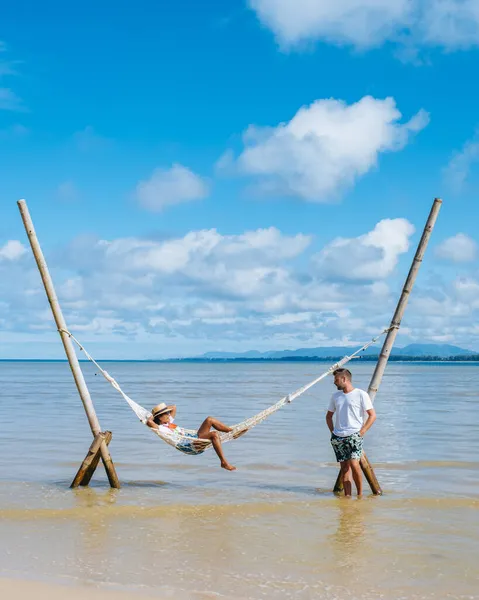 Ontspannen in een hangmat op het strand in Phuket Thailand, paar man en vrouw en een luxe vakantie in Thailand — Stockfoto