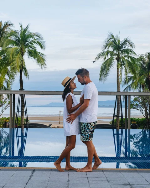 Pár muž a žena na luxusní dovolené v Thajsku — Stock fotografie