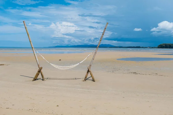 Relaxante em uma rede na praia em Phuket Tailândia, férias de luxo na Tailândia — Fotografia de Stock