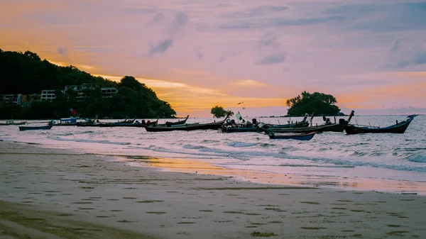 Ein Strand in Thailand, Sonnenuntergang am Strand von Nai Yang in Phuket — Stockfoto