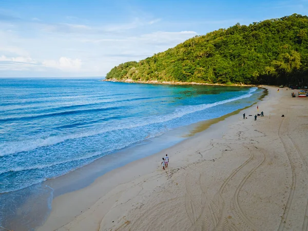 Le Meridien Beach Phuket Thailand weißer Sand tropischer Strand mit Liegestühlen — Stockfoto