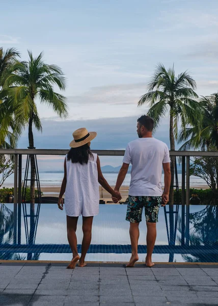 タイの豪華な休暇でカップルの男性と女性 — ストック写真