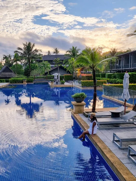 Mujer en vacaciones de lujo en Tailandia — Foto de Stock