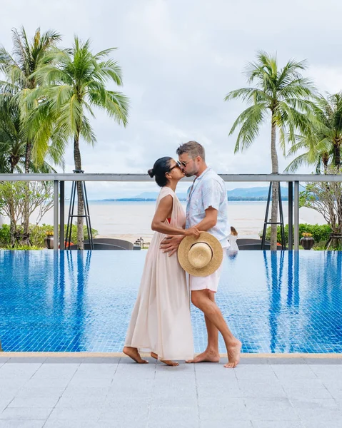 Paar man en vrouw op een luxe vakantie in Thailand — Stockfoto