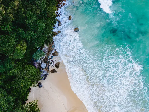 Le Meridien Beach Phuket Thailand weißer Sand tropischer Strand mit Liegestühlen — Stockfoto