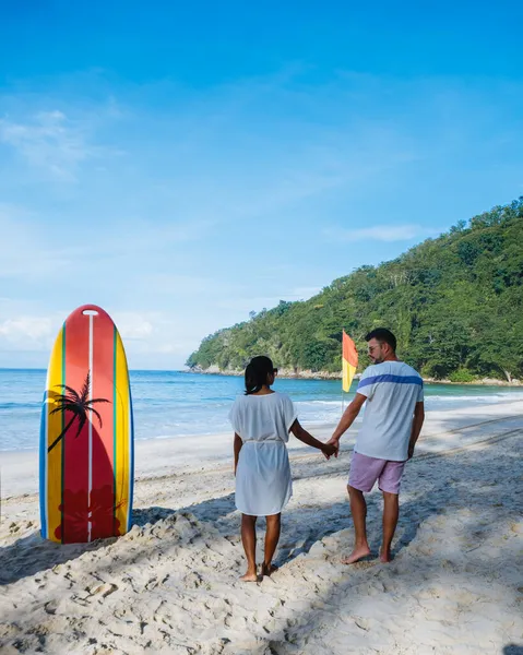 Pareja en la playa de Le Meridien Phuket, playa tropical en Phuket, hombre y mujer de vacaciones en Tailandia —  Fotos de Stock