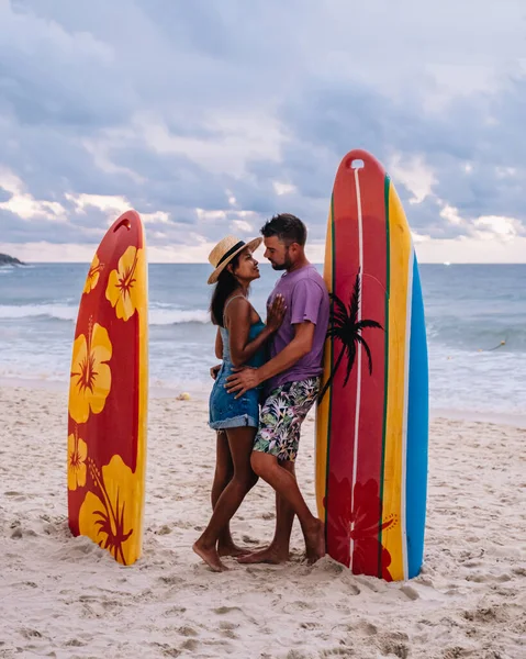 Pár na pláži Le Meridien Phuket, tropická pláž v Phuketu, muž a žena na dovolené v Thajsku — Stock fotografie